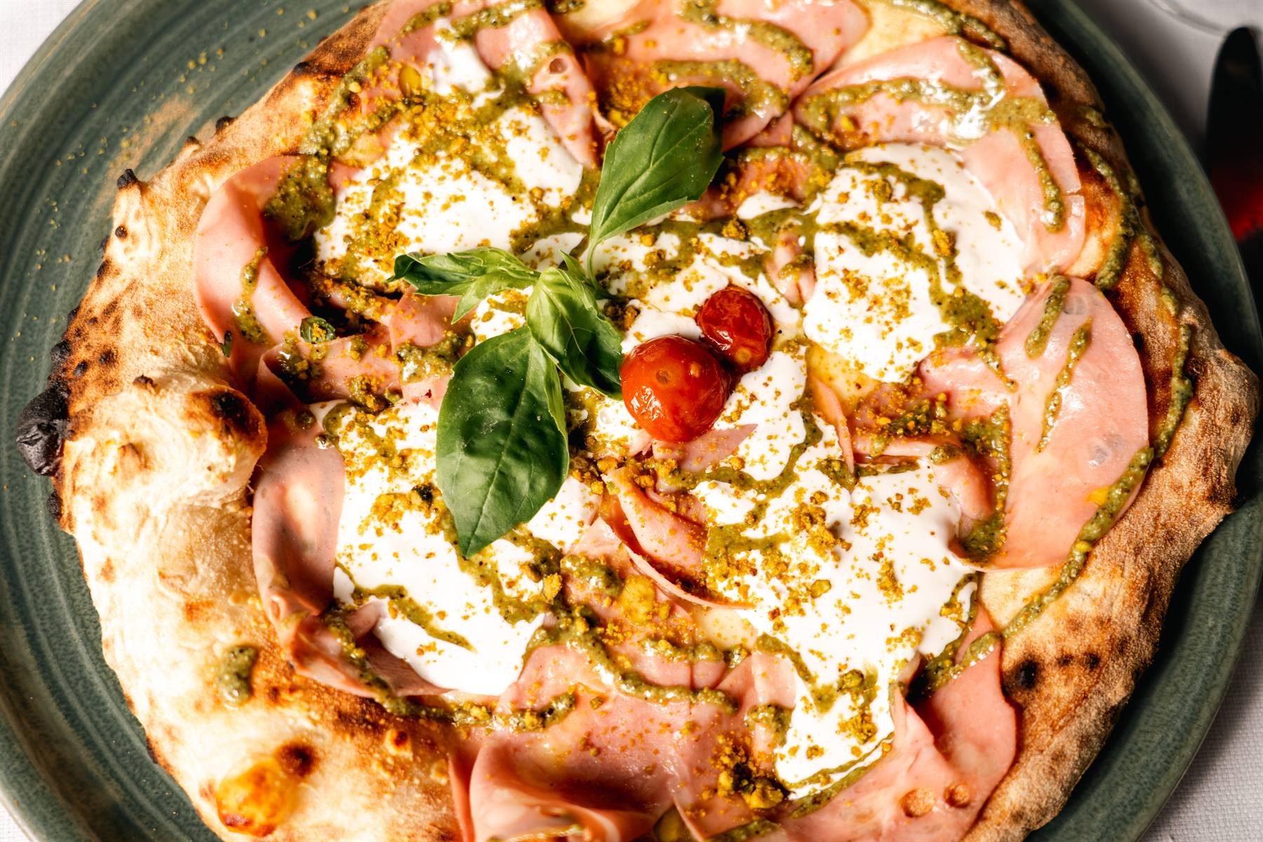 Pizza Moca mit Mortadella, Burratacrème und Pistazien