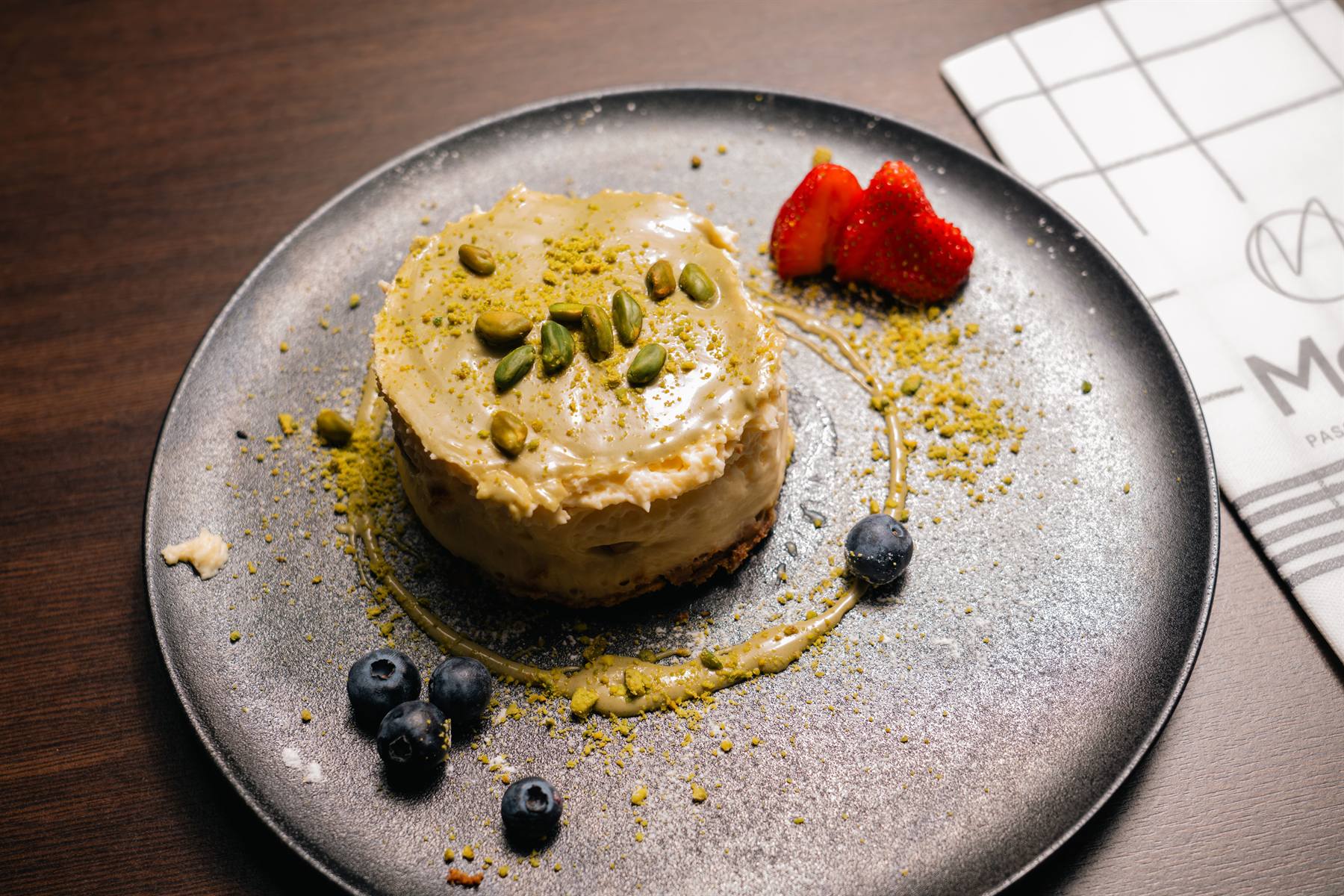Tiramisù mit Pistaziencrème und Erdbeeren